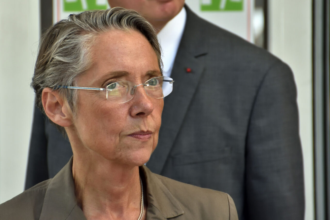 Emmanuel Macron a numit-o pe Elisabeth Borne în funcţia de prim-ministru al Franței. Decizia are loc după ce premierul francez Jean Castex și-a dat demisia