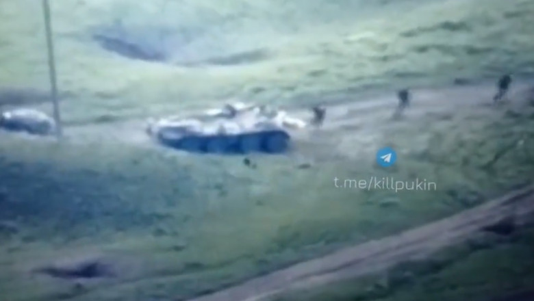 VIDEO | Soldați ruși, filmați când își abandonează tancurile și o iau la fugă pe câmp, după un atac al ucrainenilor. Imaginile au devenit virale