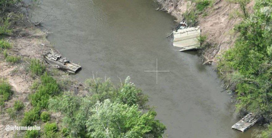 Traversare eșuată a unui râu din Ucraina pentru trupele rusești. Au încercat să treacă tancurile peste un pod de pontoane și au sfârșit prin a înota pentru a se salva