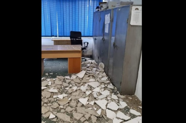 FOTO | Tavanul biroului de la Investigații criminale din Pucioasa s-a prăbușit. „Vom fi nevoiți să intrăm în serviciu echipați cu căști de protecție”