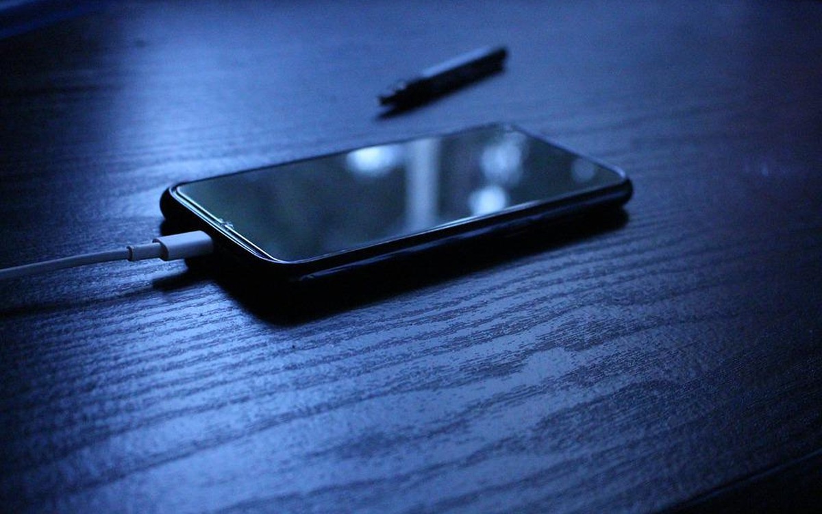 Puțini români știu! Ce pățești, de fapt, dacă îți lași smartphone-ul peste noapte, la încărcat