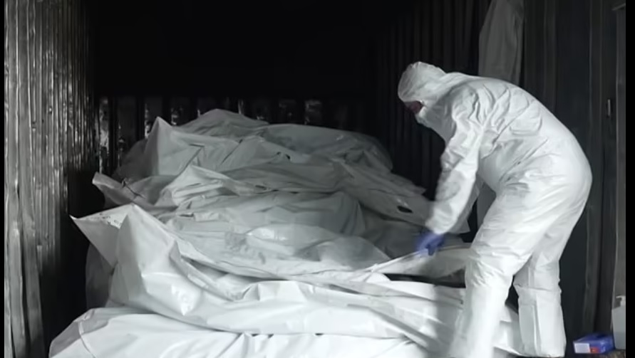 VIDEO | Trenul morții: Cadavrele soldaților lui Putin sunt încărcate în vagoane frigorifice. „Rusia refuză să le ia”
