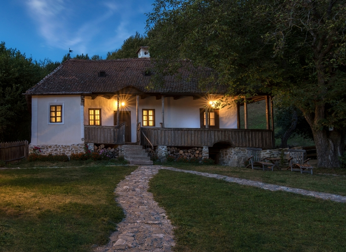 Cât plătesc românii pentru o noapte de cazare la casa Prințului Charles de pe Valea Zălanului