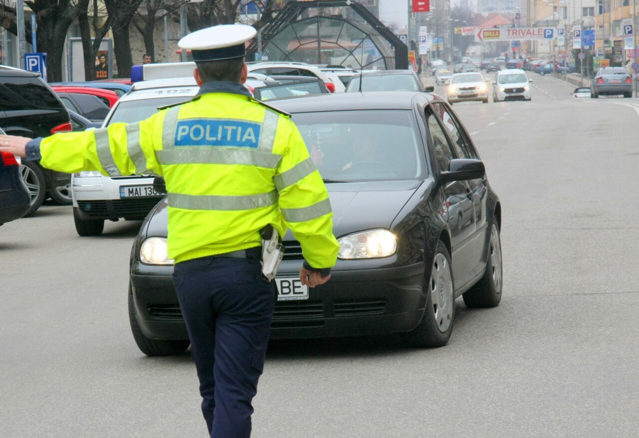 EXCLUSIV | Un polițist rutier a rămas fără permis în timp ce pregătea drumul pentru coloana oficială a lui Klaus Iohannis. A făcut accident după ce i s-a stricat mașina de serviciu