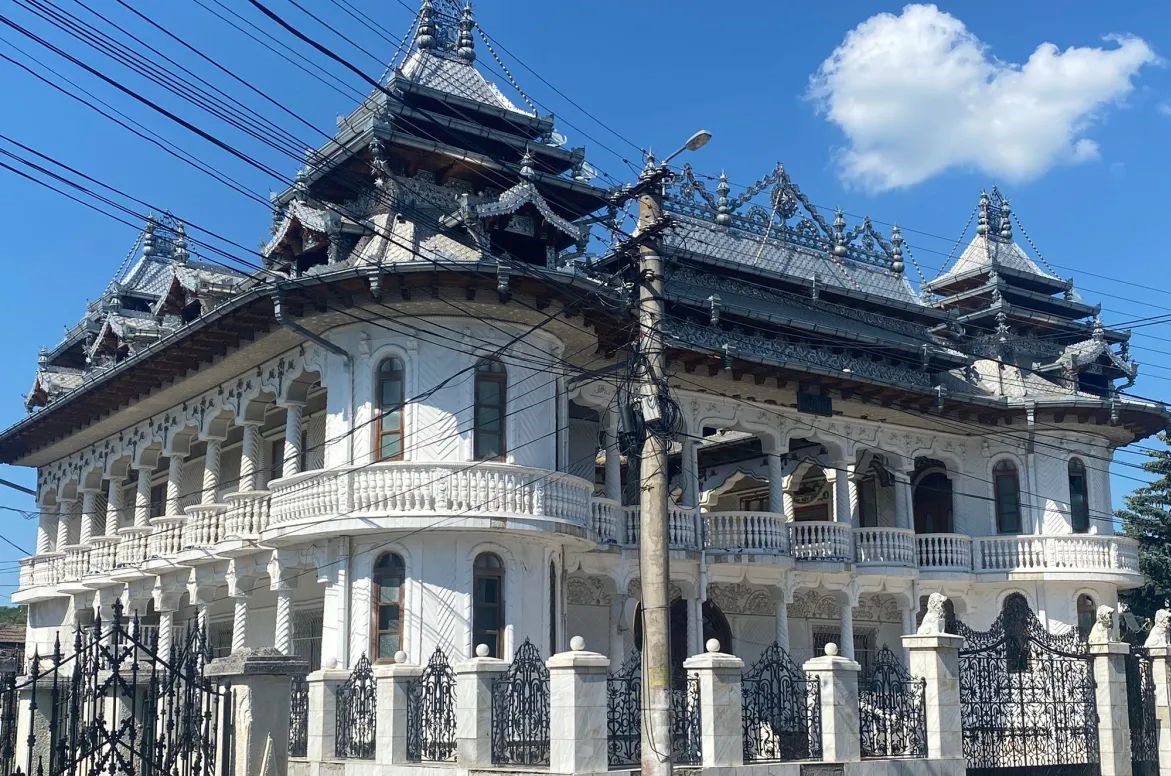Cum arată palatul cu turnulețe scos de ANAF la vânzare cu un preț de pornire fabulos