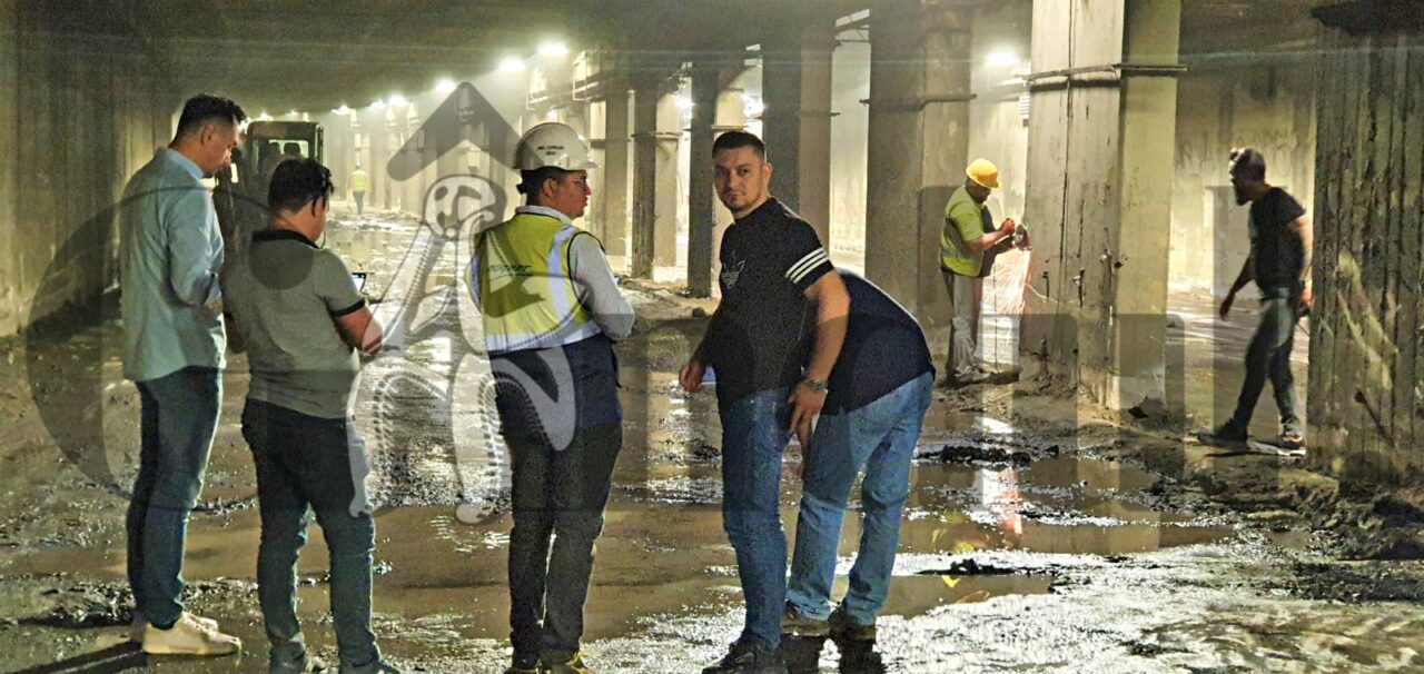 EXCLUSIV | Ce au găsit muncitorii de la Pasajul Unirii după ce au îndepărtat asfaltul. „Sunt probleme mari cu infiltrațiile de apă din Dâmbovița”. Consolidarea pasajului nu se face acum!