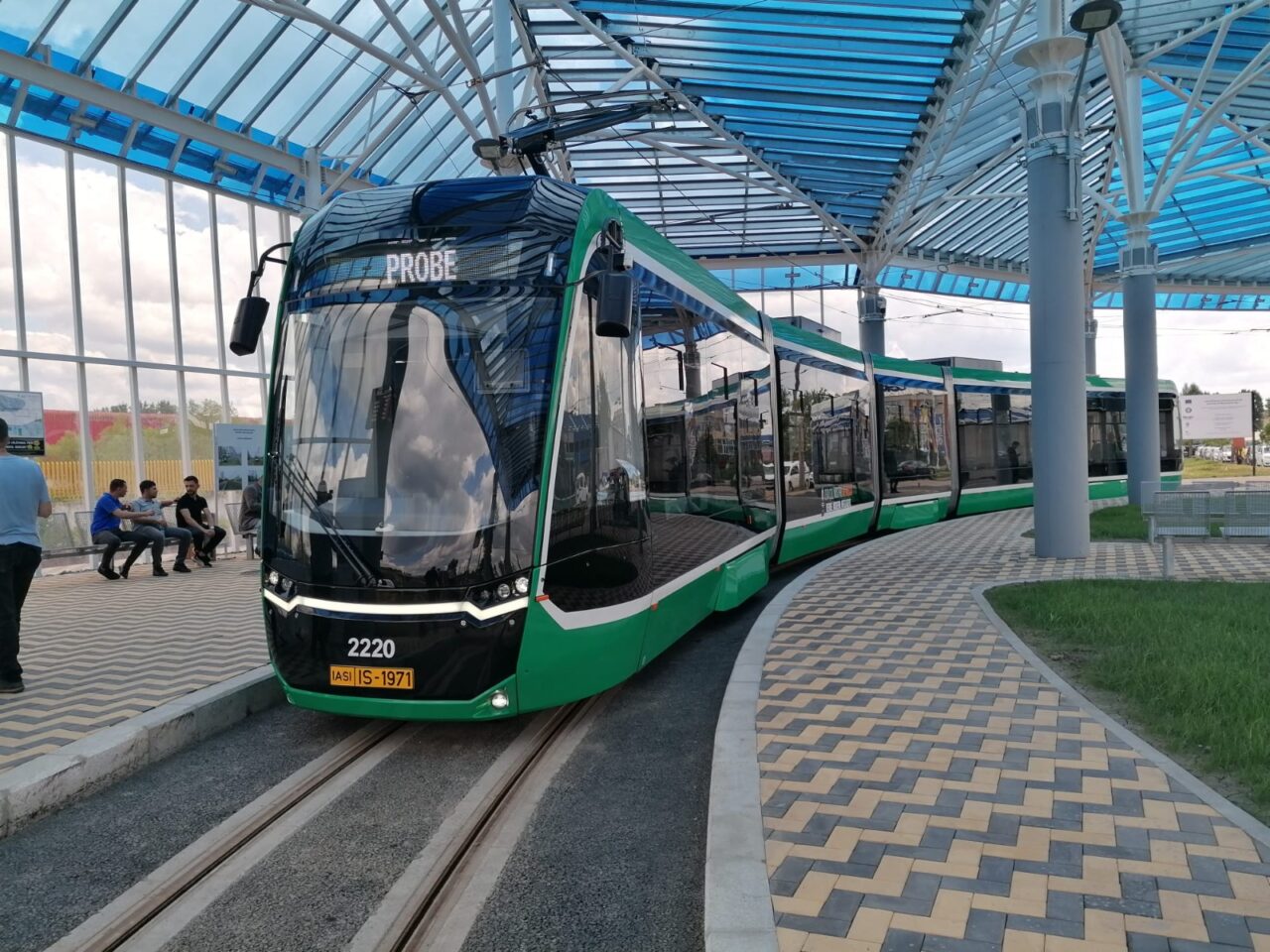 GALERIE FOTO | Cum arată noile tramvaie turcești care au apărut pe străzile din Iași. Costă 2,2 milioane de euro bucata