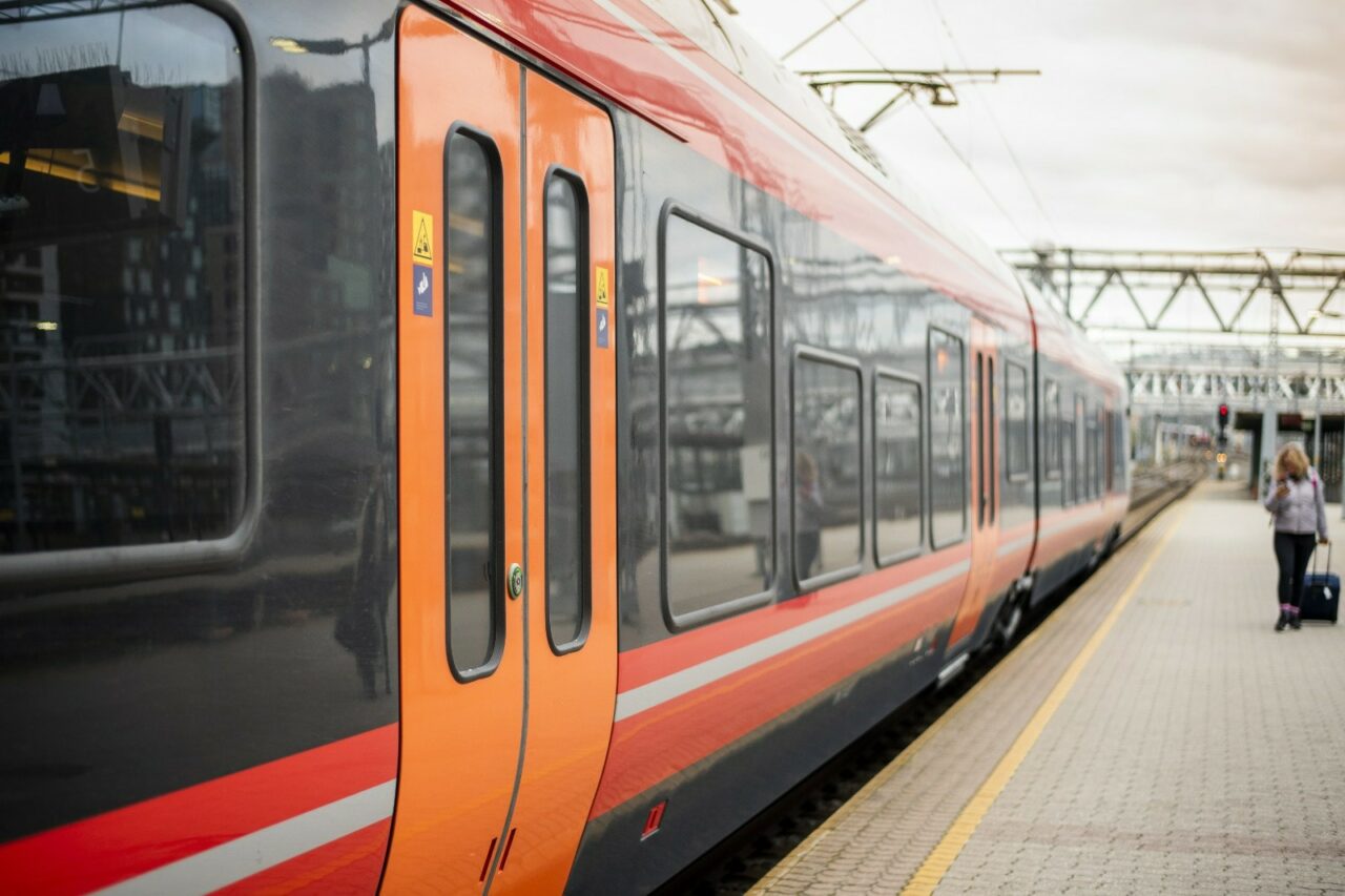 Ministrul Transporturilor anunță achiziția a încă 20 trenuri electrice de lung parcurs. Care este valoarea contractului și ce condiții trebuie îndeplinite