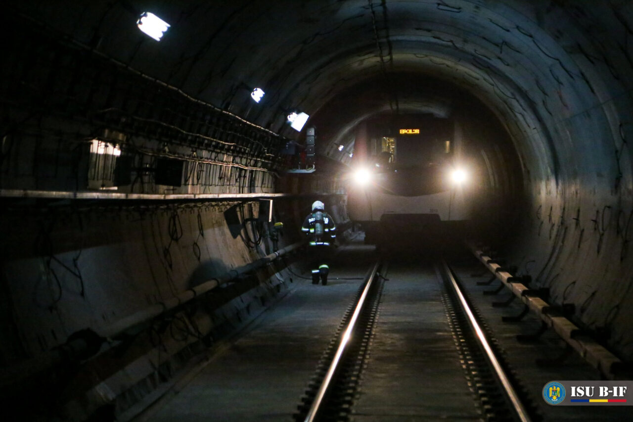 „Incendiu într-un metrou cu 300 de pasageri”. Pompierii din Capitală au simulat o catastrofă la stația Eroilor