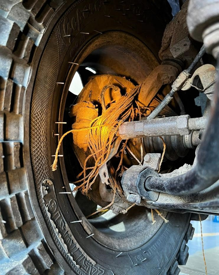 Un șofer din Cluj și-a legat roata cu funie și a mers la RAR pentru a-și recupera talonul: „E păcat să pui șurub…”