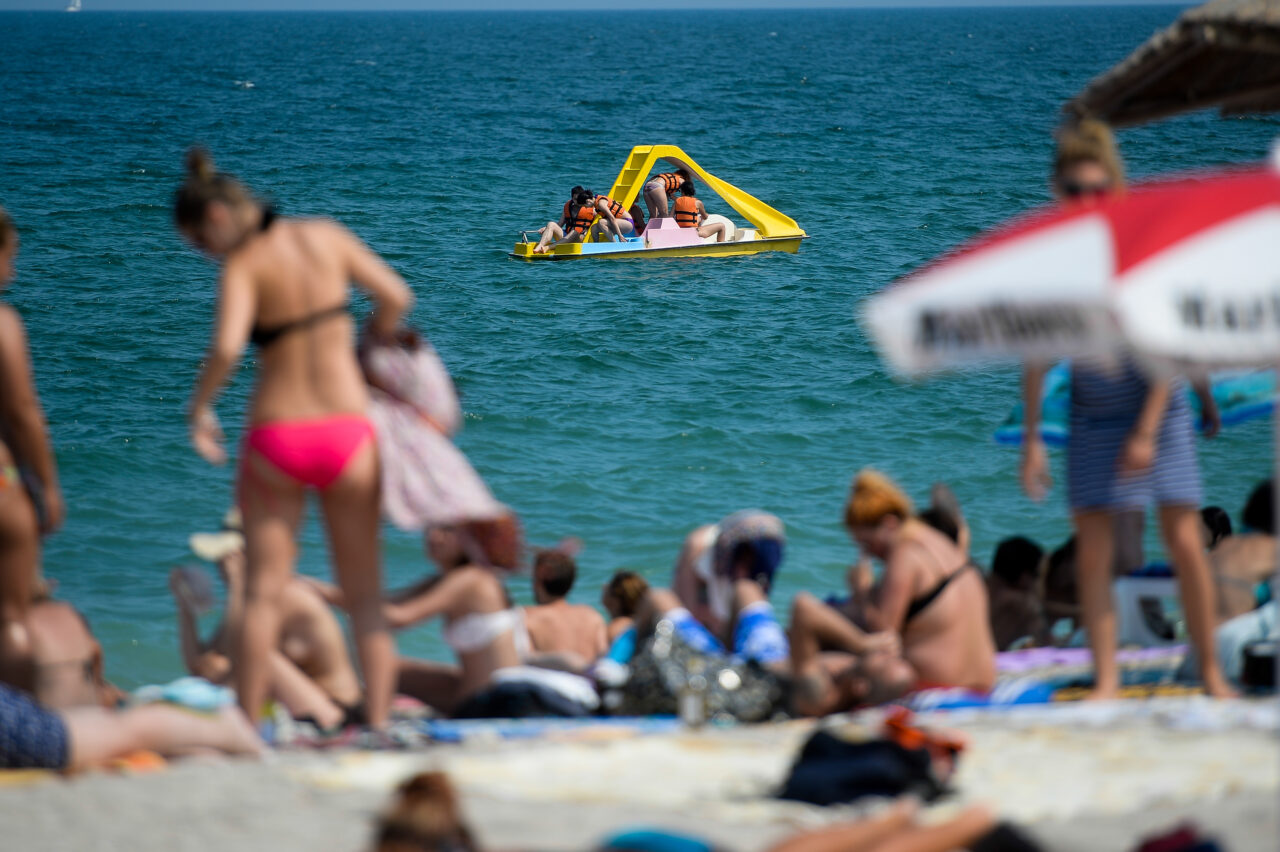 Cum scot comercianții profit la mare cu hamsia prăjită. Turiștilor le este vândut un pește asemănător, dar mai ieftin