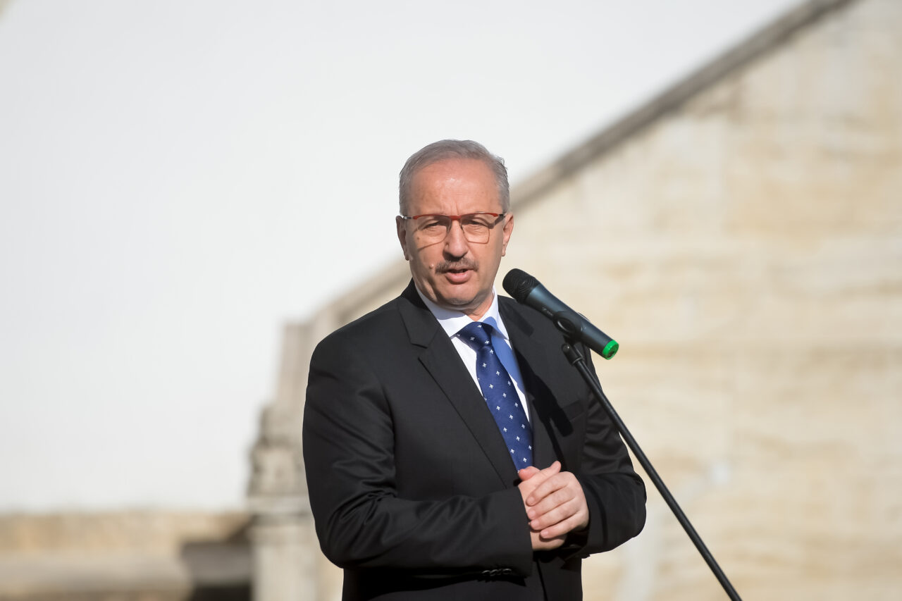VIDEO | Vasile Dîncu, despre recrutările în armată: „Avem mai mulţi candidaţi decât posturile care există în acest moment. O să încercăm ca viitoarele deschideri de campanii de recrutare să fie mult mai inteligente”