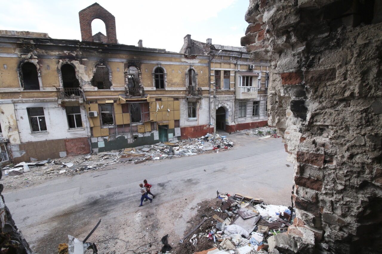 Procuratura Generală a Ucrainei a anunțat că investighează ca posibil genocid deportarea forțată a peste 200.000 de copii în Rusia