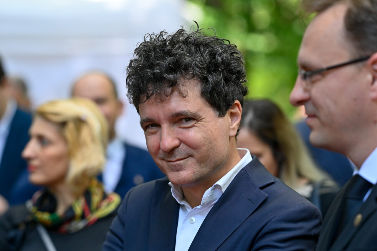 Nicușor Dan și-a lăsat angajații fără apă caldă: Am oprit centrala din primărie