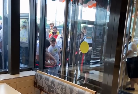 A fost deschisă prima copie rusească a McDonald’s. Panglică tăiată şi aplauze la Moscova