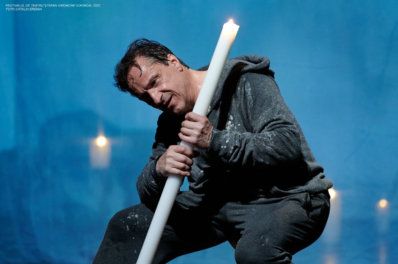 GALERIE FOTO Festivalul de Teatru Ștefan Iordache. Claudiu Bleonț, regal actoricesc. Ca la Facerea Lumii, cu lumânarea în mână, Paracliserul caută calea, adevărul și viața