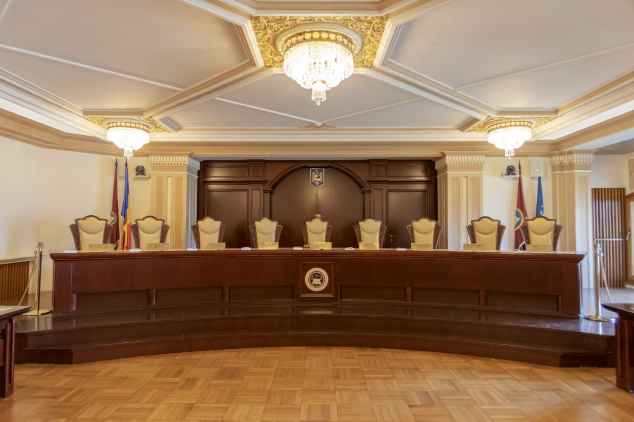 „Bonus” la final de mandat. Cu câți bani pleacă în buzunar foștii judecători ai Curții Constituționale