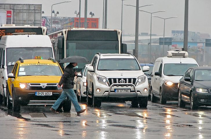 Cum sunt șantajați în trafic șoferii din București. Un individ a fost filmat în timp ce se pregătea să se arunce în fața unei mașini