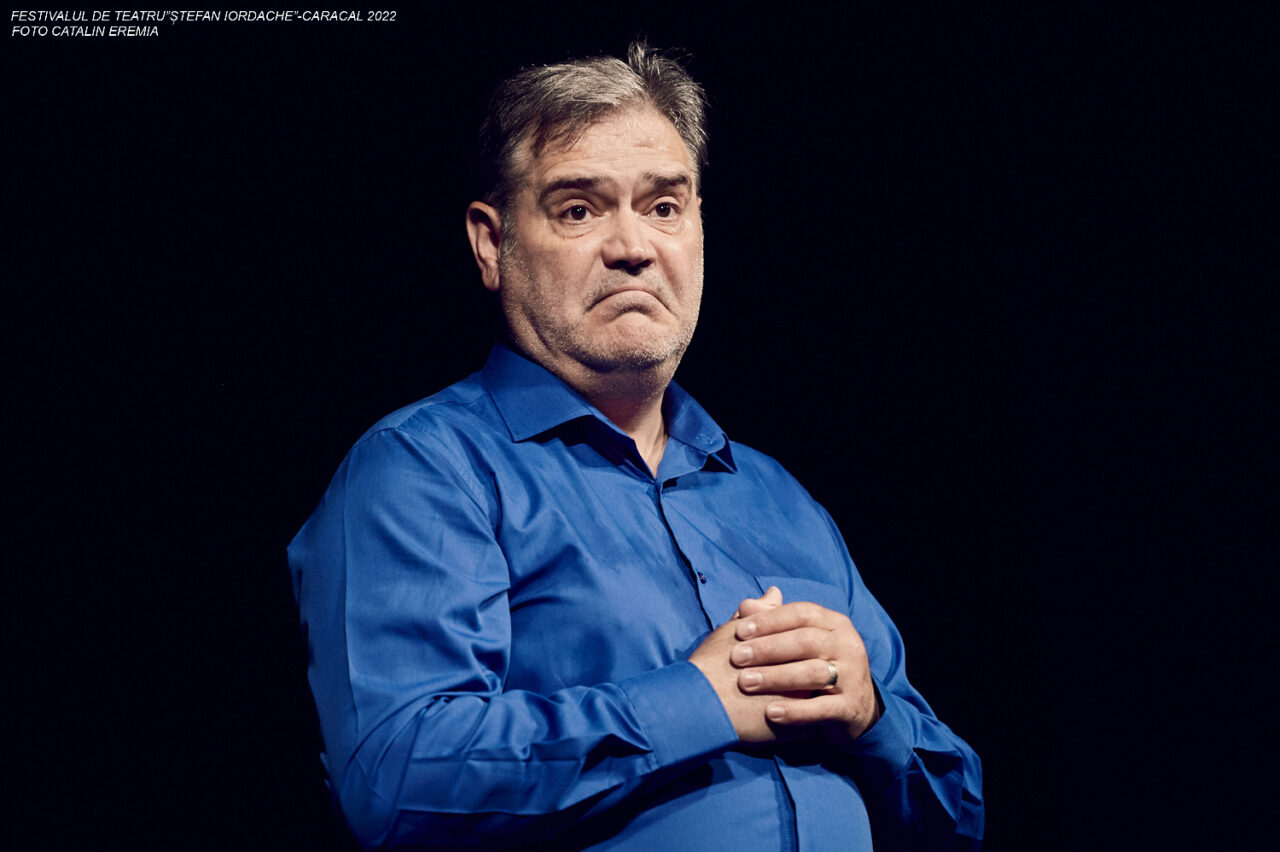 Primarul „Vasile” din Las Fierbinți, show de zile mari la Caracal. Gheorghe Ifrim, aplaudat frenetic la Festivalul de Teatru „Ștefan Iordache” | GALERIE FOTO