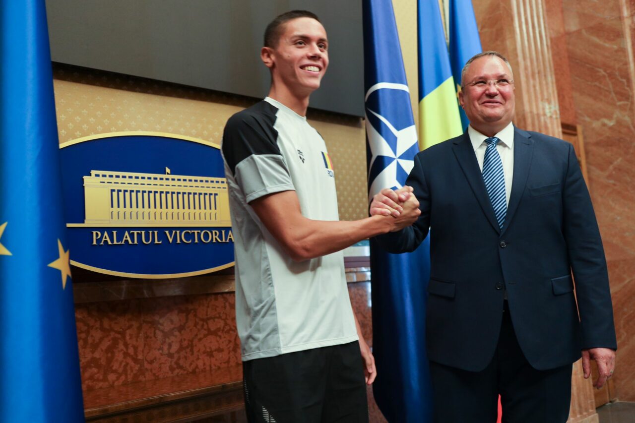 FOTO | Premierul Nicolae Ciucă l-a primit pe înotătorul David Popovici la Palatul Victoria: „Drumul de aici înainte este mai lung și mai greu”