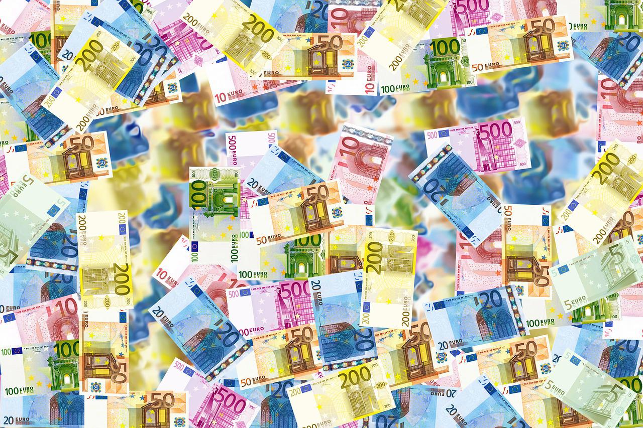 Economistul şef al BCR trage un semnal de alarmă: Euro va trece de 5 lei