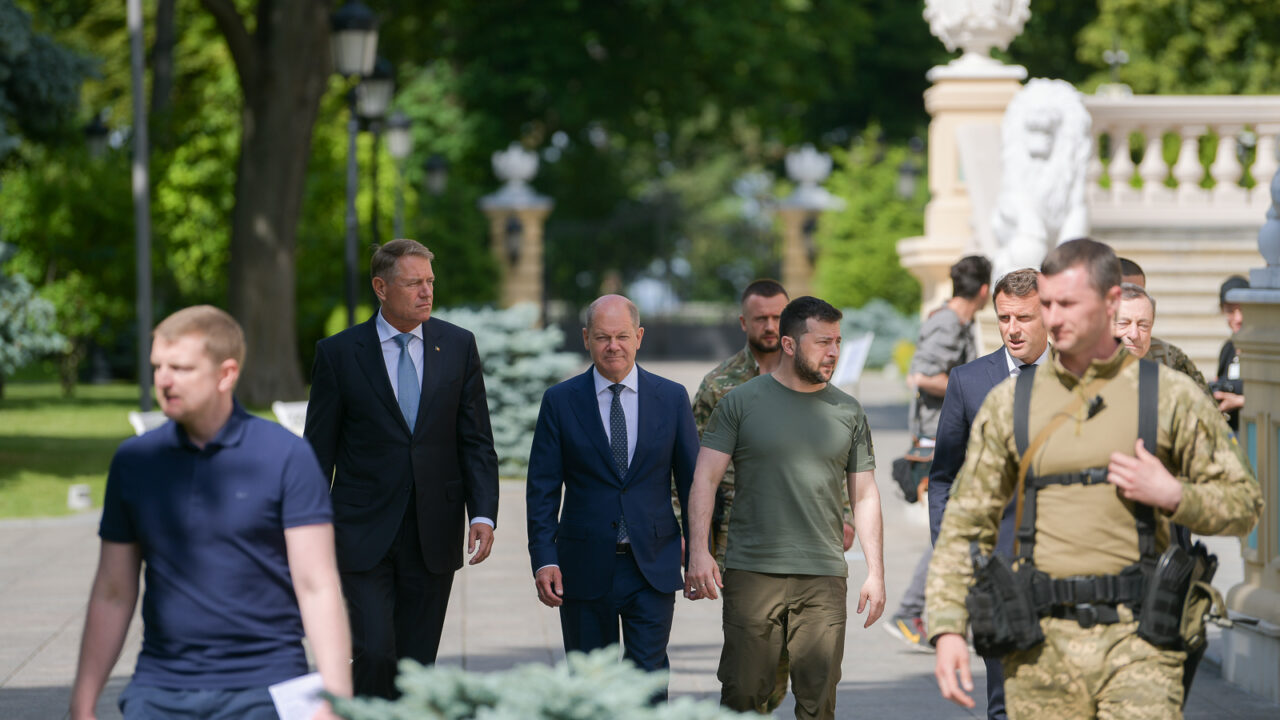 Macron: Liderii europeni sunt de acord ca Ucraina să obțină „imediat” statutul de candidat la aderarea la UE. Scholz: „Ucraina face parte din familia europeană”