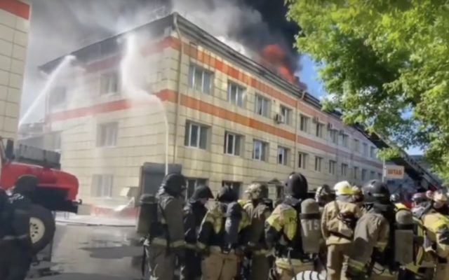 VIDEO | Un nou incendiu puternic izbucnit la o clădire din Rusia. După un sediu din Moscova, a ars un depozit din Siberia