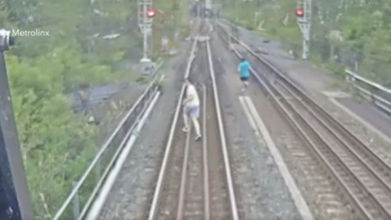 VIDEO | Copii filmați în timp ce aleargă în fața unui tren care se apropie cu viteză