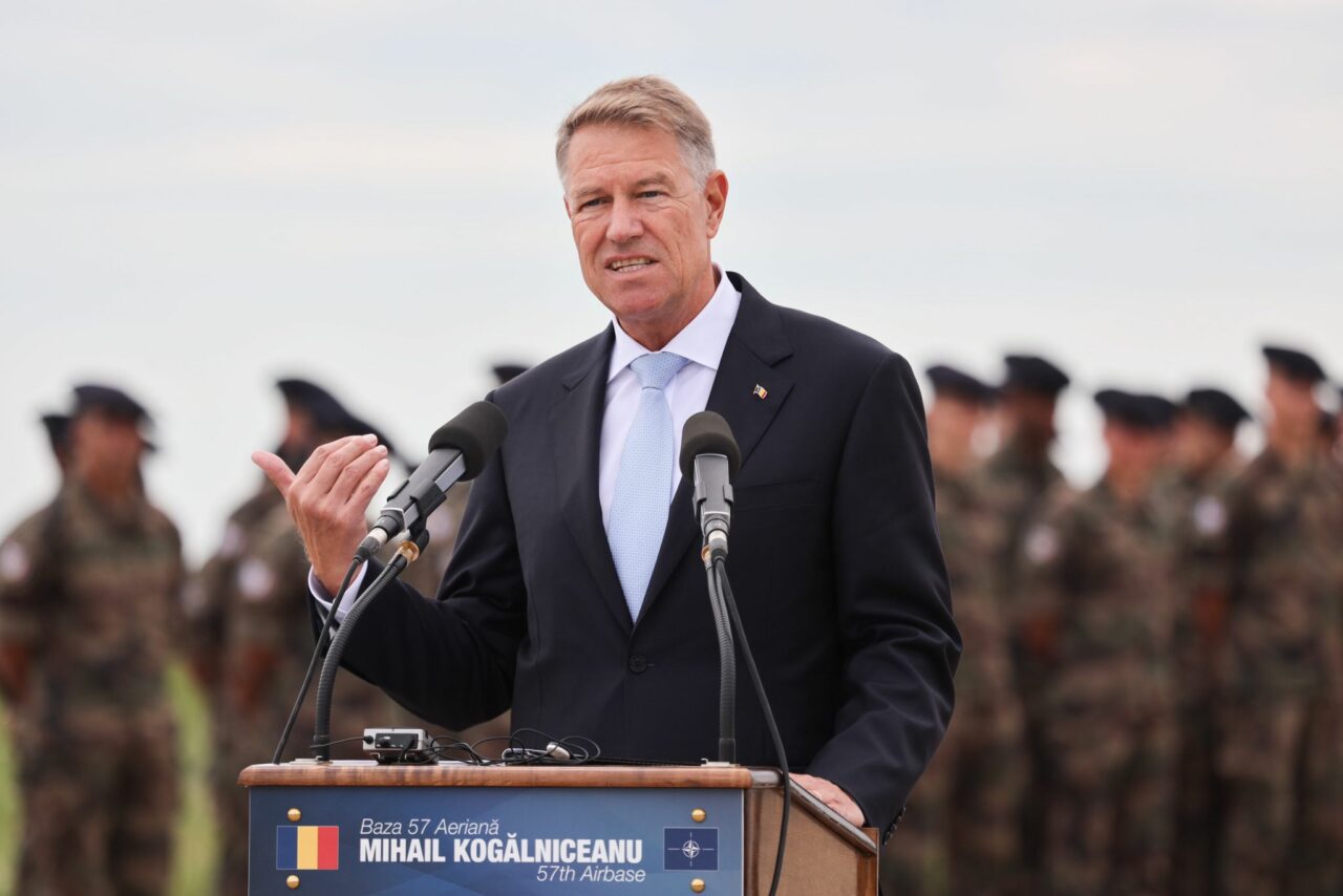 Klaus Iohannis continuă seria întâlnirilor la nivel înalt. Pe cine va primi vineri la baza militară de la Kogălniceanu, după vizita președintelui Macron