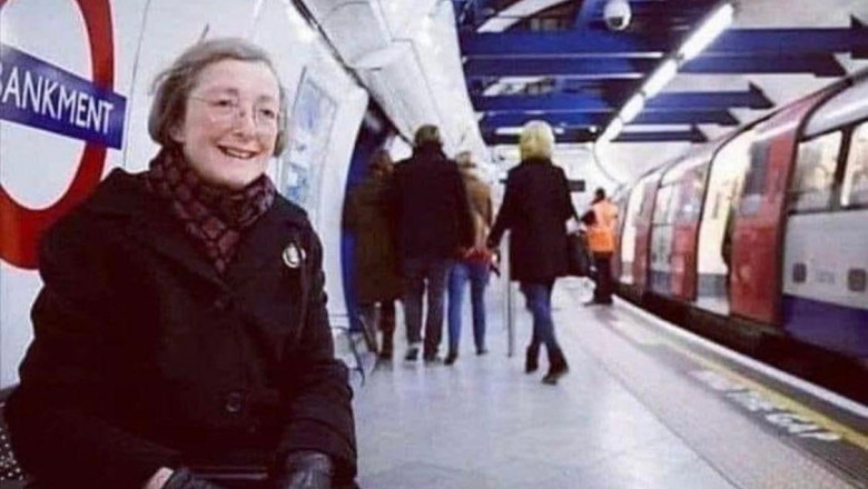 O femeie din Marea Britanie merge zilnic într-o stație de metrou pentru a auzi vocea soțului ei decedat