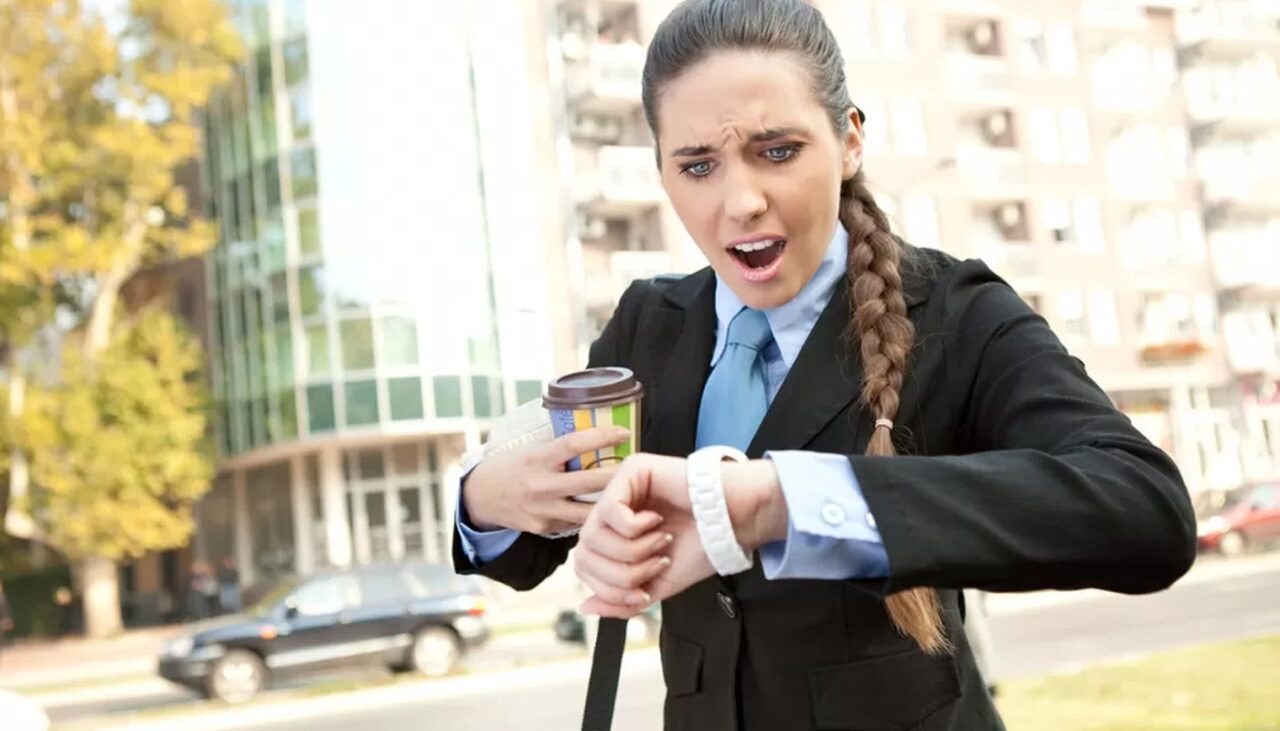 Pedeapsă ireală impusă de managerul unei corporații. Ce pățesc angajații pentru fiecare minut cu care întârzie la muncă