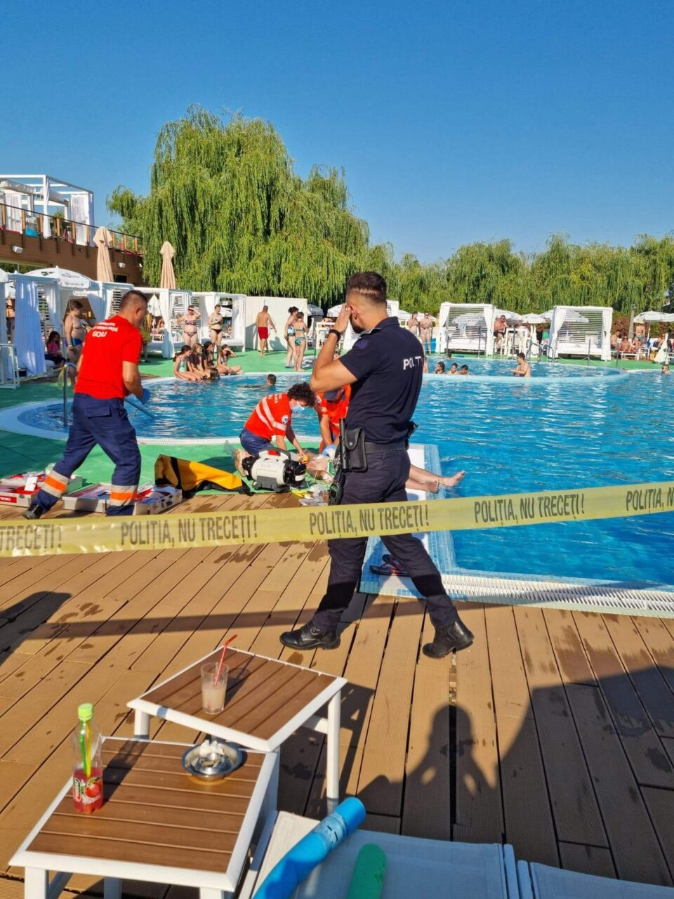 Un bărbat a murit înecat într-o piscină de lux din Târgu Jiu. Acesta a fost scos de pe fundul bazinului de clienţi