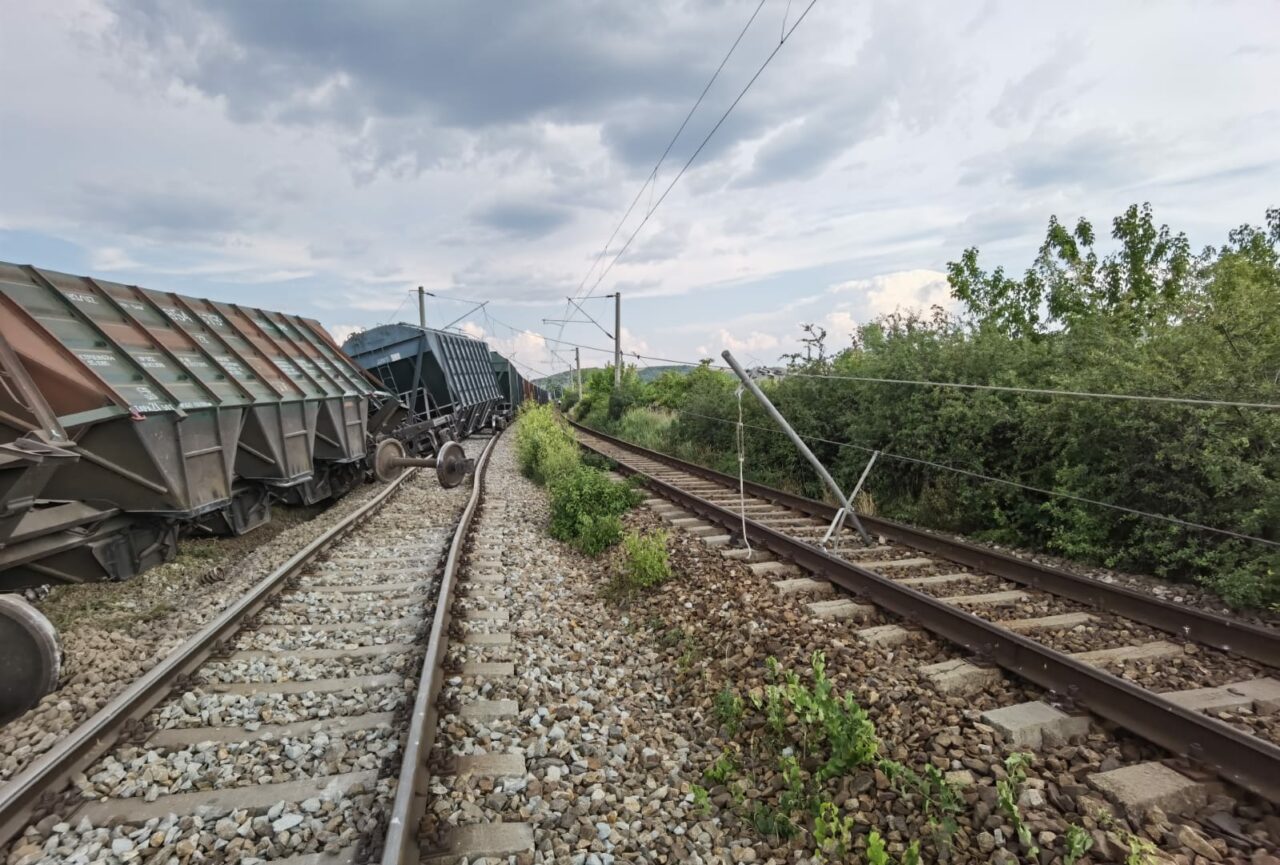 Un tren de marfă a deraiat în județul Iași. Circulația feroviară pe ruta Iași-Pașcani este blocată