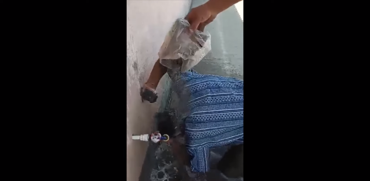VIDEO | Un bărbat din Botoșani a fost umilit de doi consăteni, care i-au turnat cenușă pe cap. Imaginile au provocat revoltă în mediul online