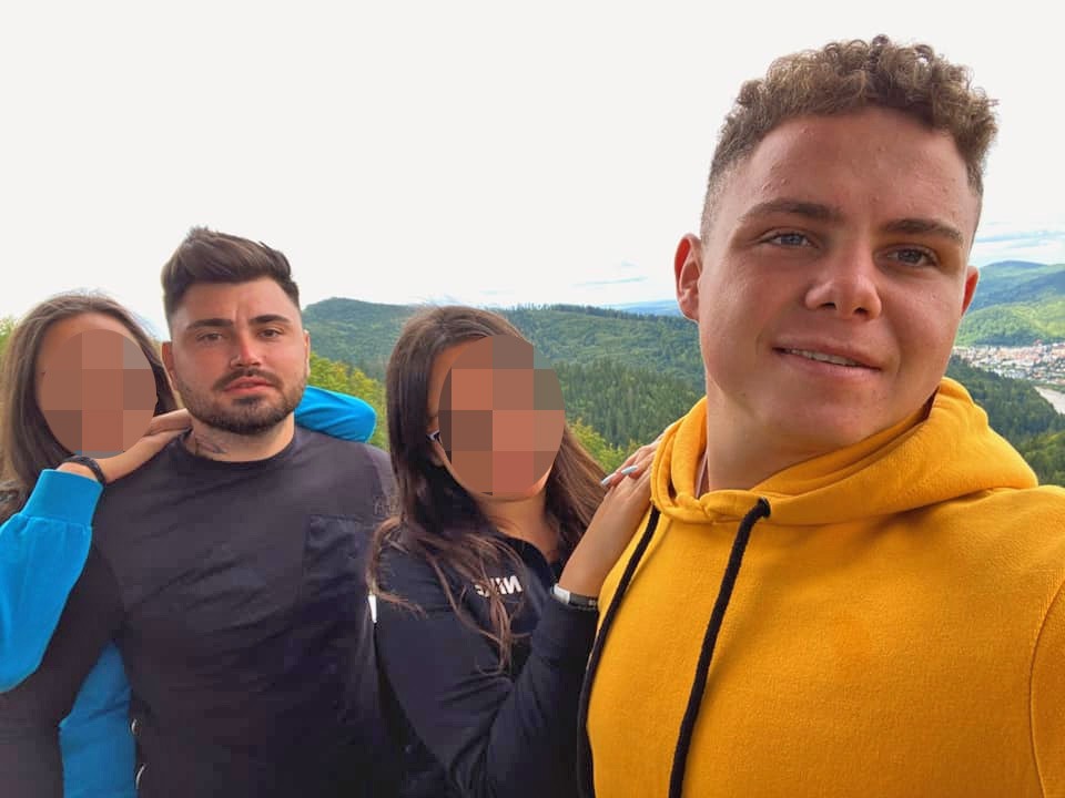 SURSE. Cei trei tineri din mașina care a luat foc în drumul spre Iași au băut înainte de a se porni la drum. Șoferul, în stare de ebrietate