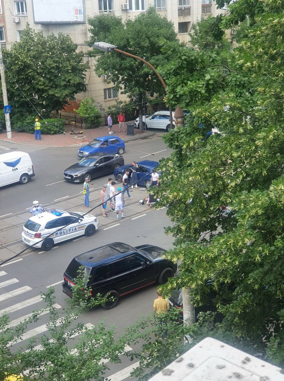 Breaking news. Motociclist de la Rutieră, lovit de o mașină în București! Polițistul a fost dus la spital pentru îngrijiri medicale