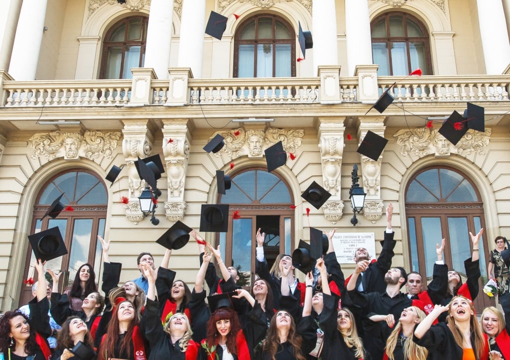 Universitatea „Alexandru Ioan Cuza” din Iași angajează 25 de studenți ca să răspundă elevilor la un număr de telefon înființat pentru admitere