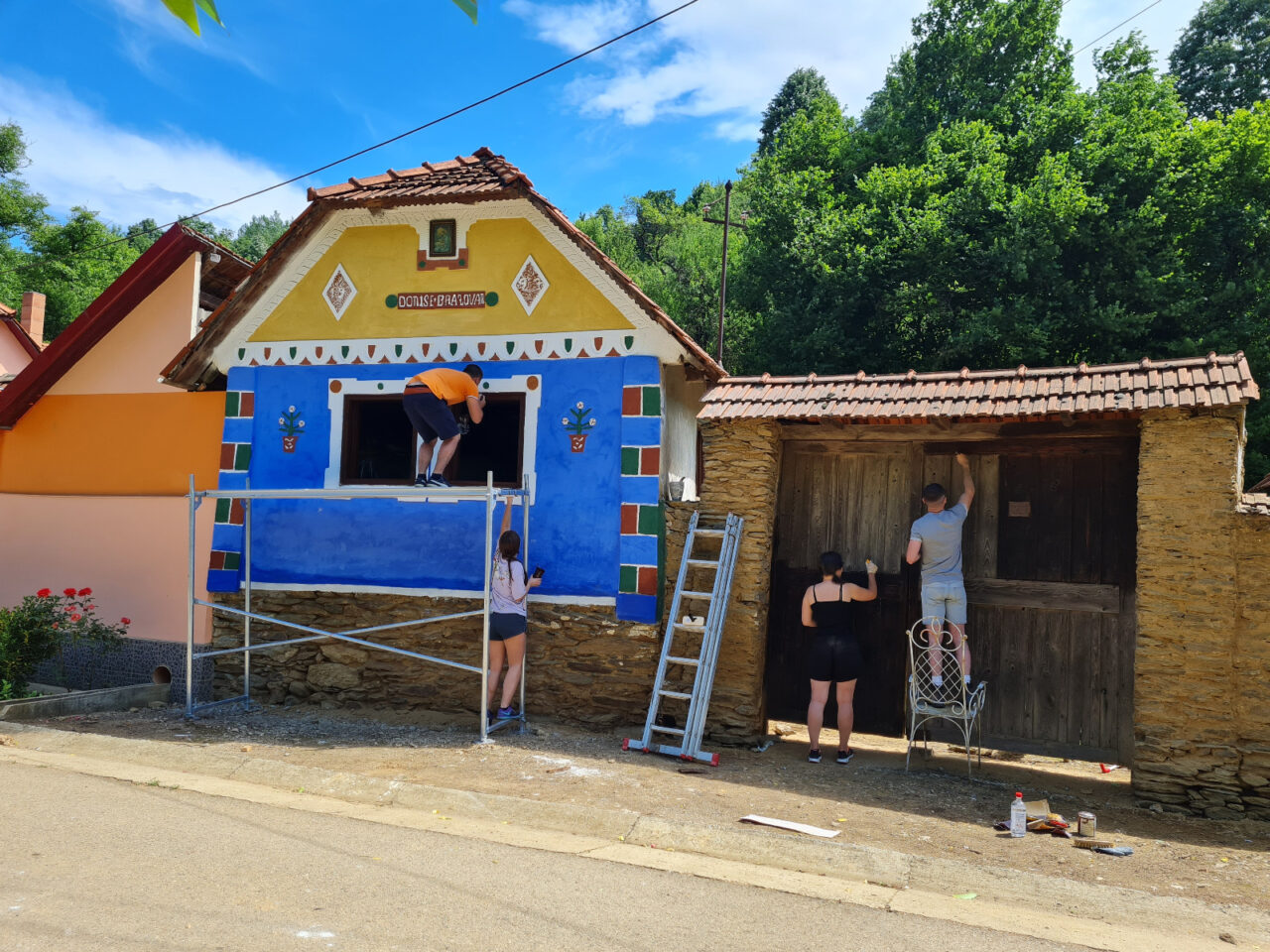 Reportaj în inima Banatului, unde casele colorate din lemn, vechi de peste 100 de ani, sunt reparate și zugrăvite de voluntari. Cum a ajuns „Color de village” la Fărășești | FOTO