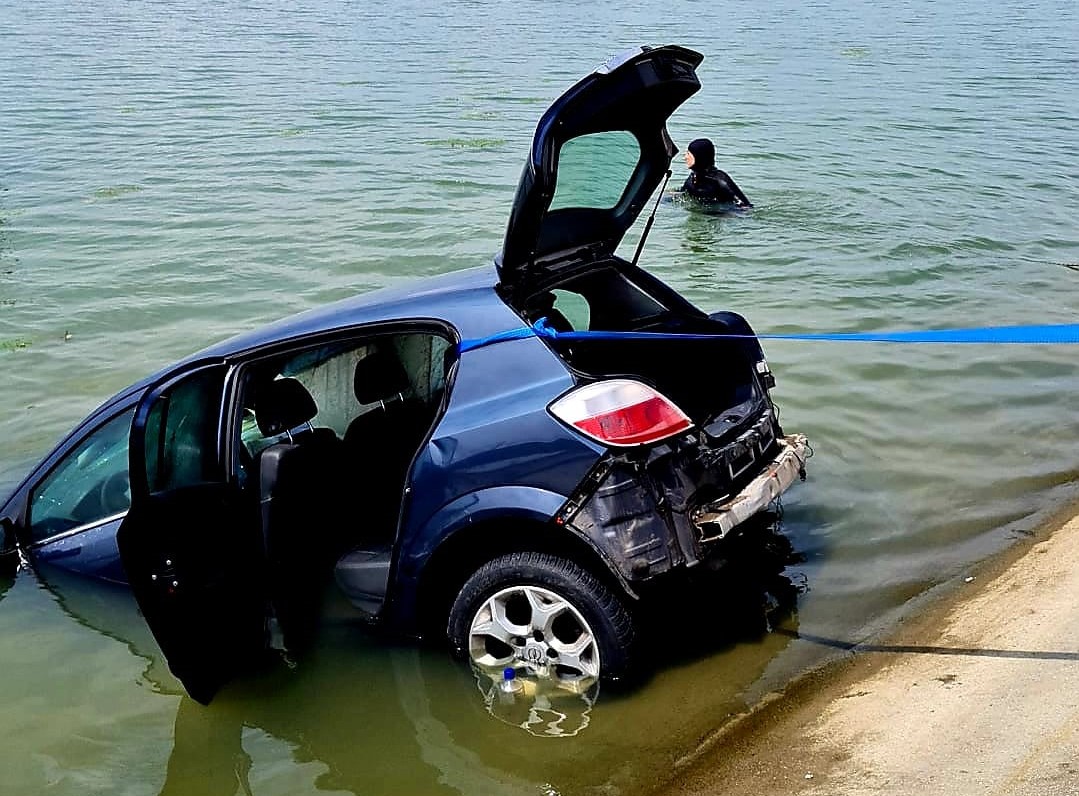 Un șofer a plonjat cu mașina în lacul de la Mihăilești, în zona barajului. Imagini de la fața locului