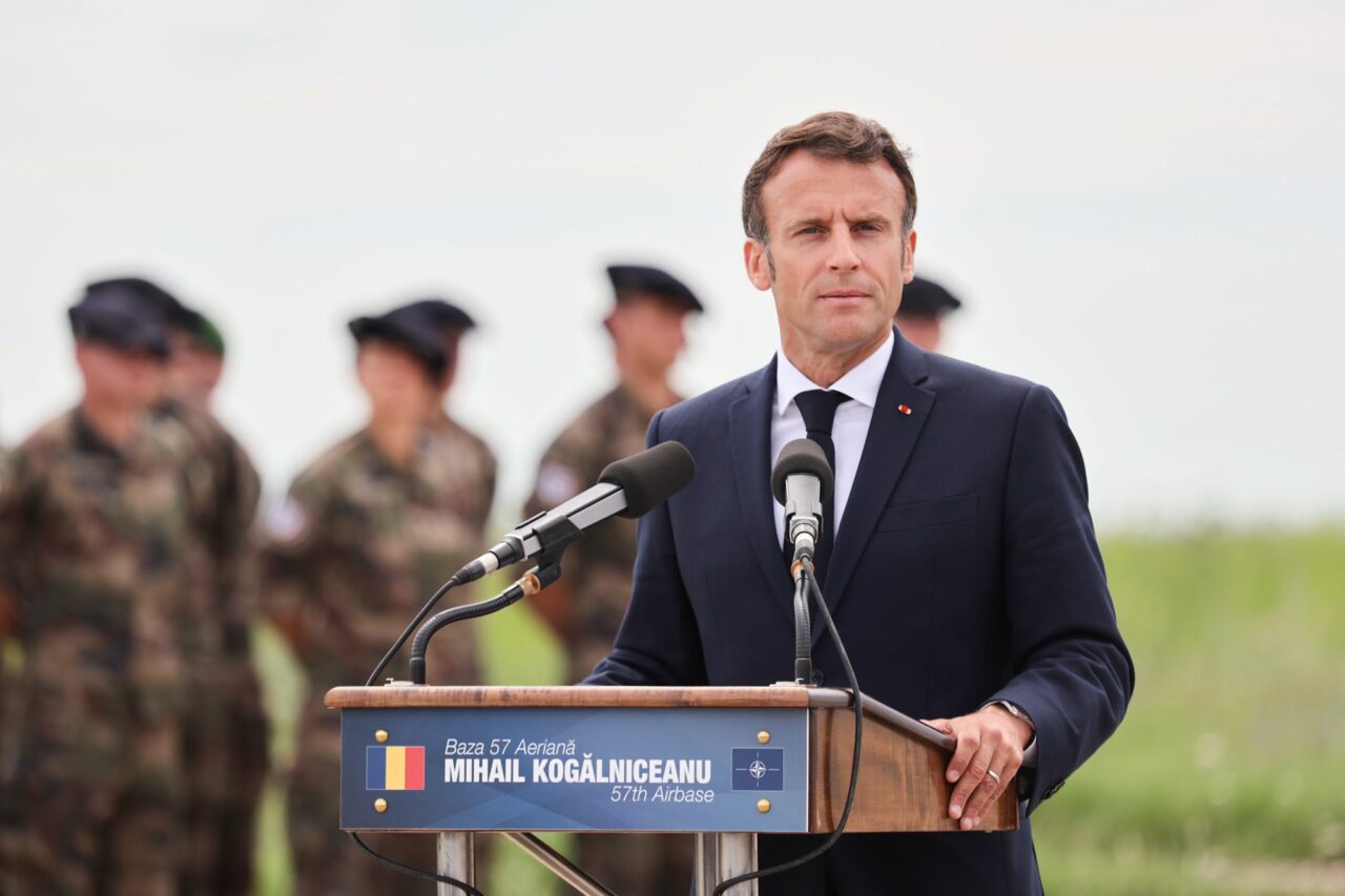 Emmanuel Macron nu a dormit la hotel marți seară, ci într-un cort de la Baza Mihail Kogălniceanu