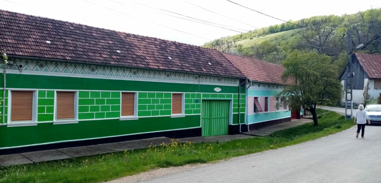 Reportaj în satul cehesc din România care atrage anual peste 5.000 de turiști. Fermecați de frumusețea locurilor, mulți și-au cumpărat case la Gârnic | FOTO