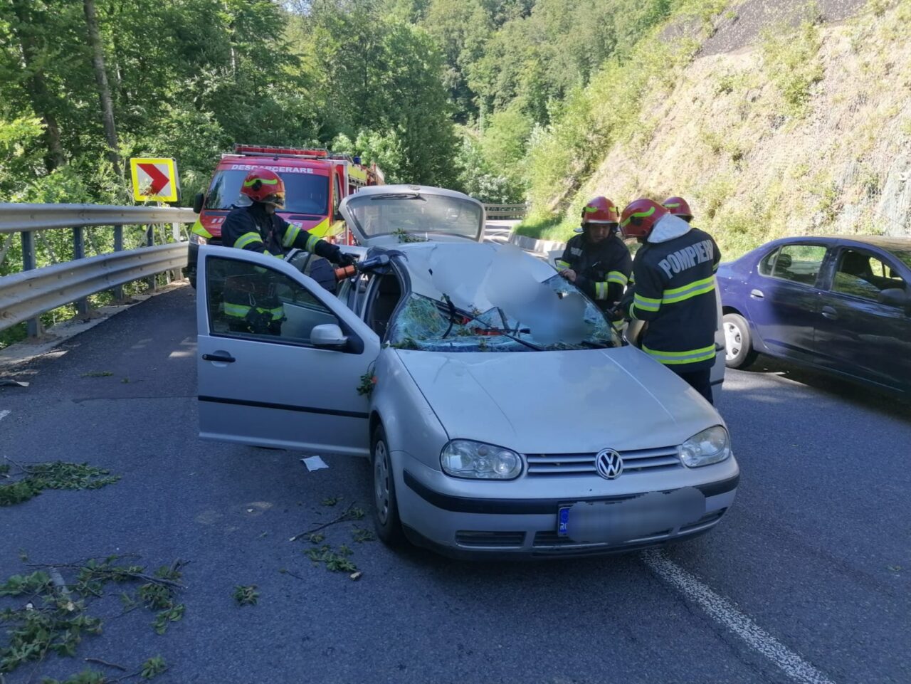 Accident cumplit în Bihor. O femeie a fost rănită grav de o creangă care a intrat prin parbrizul mașinii și i s-a înfipt în bazin