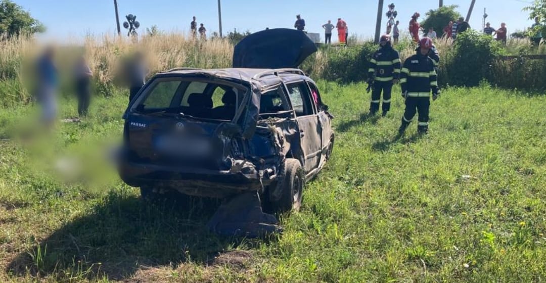 Suceava: O femeie de 40 de ani a murit după ce mașina în care se afla a fost lovită de tren