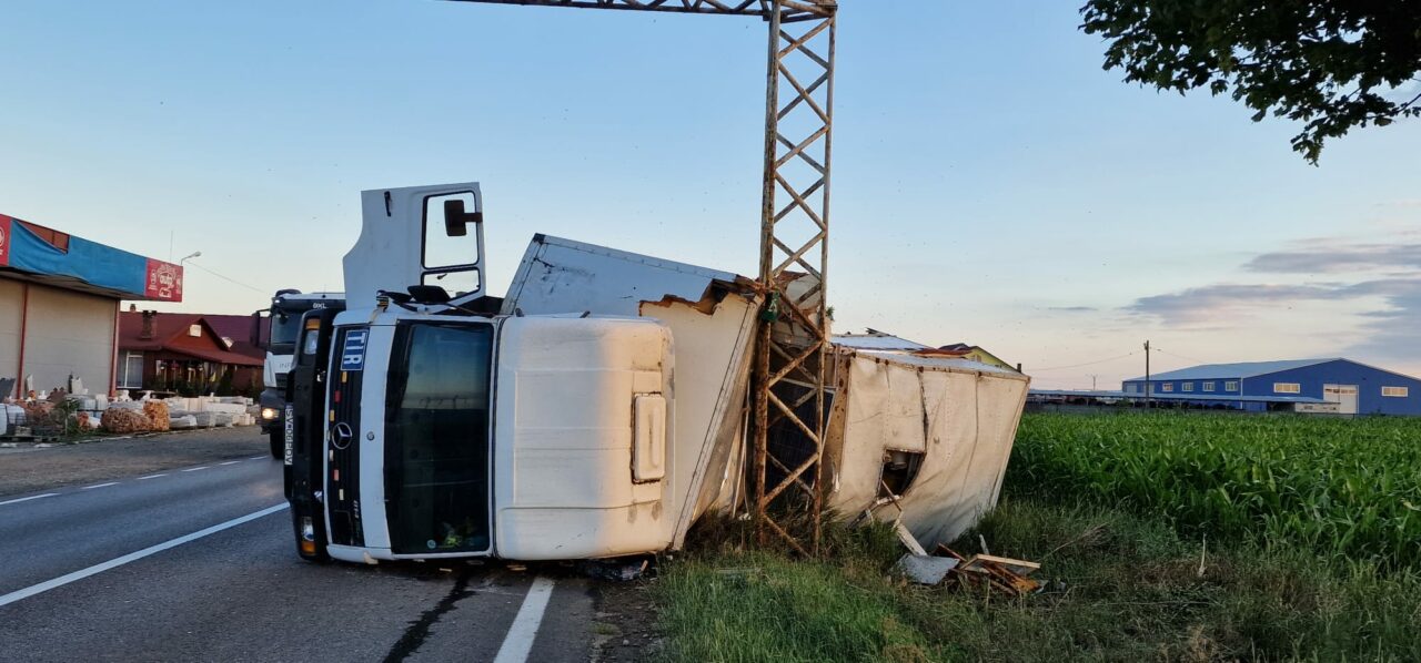VIDEO | Mesaj Ro-Alert inedit: Locuitorii unei comune din Neamț au fost avertizați de pericolul să fie înțepați de albine după ce un camion cu stupi s-a răsturnat pe E 85