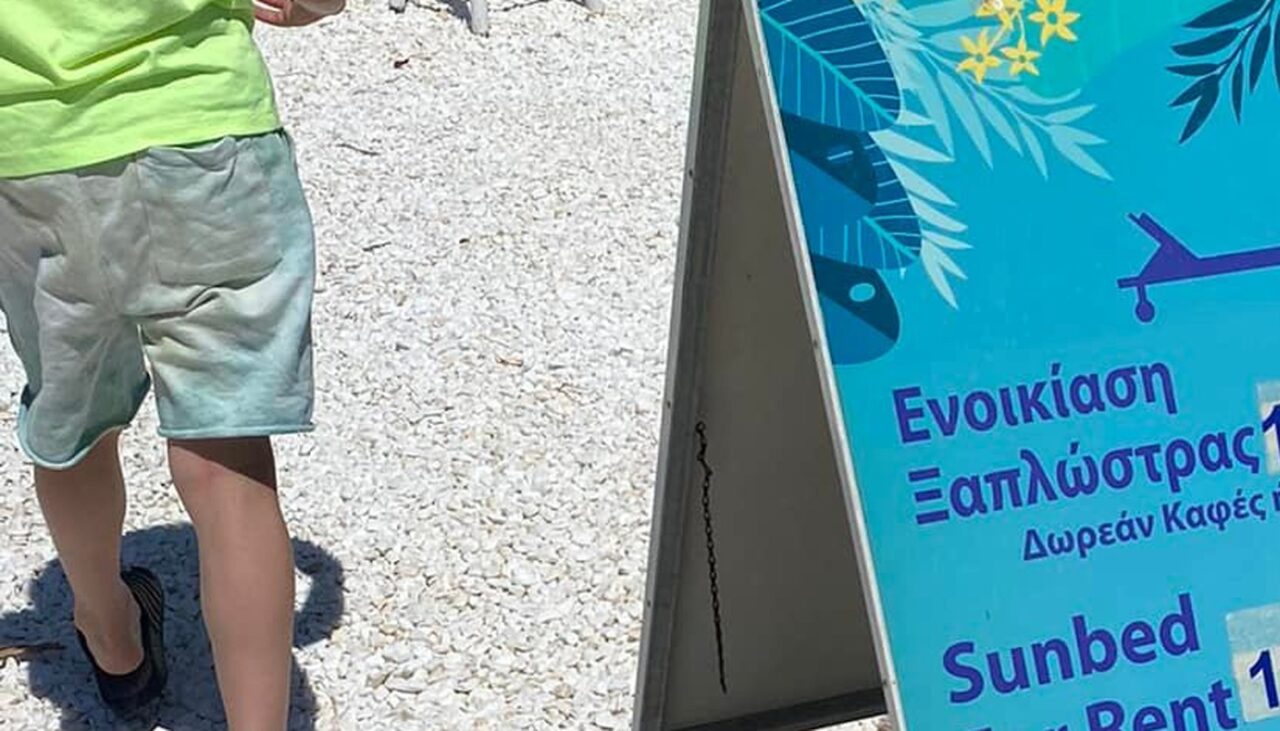Să vezi și să nu crezi! Câți euro costă un șezlong pe o plajă din Thassos. Un turist român a făcut poza: „Aveți și o băutură de banii ăștia!”