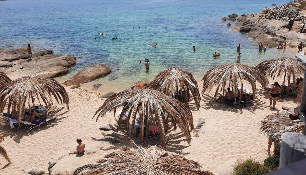 Cum a fost „ușurat” un turist român de 3.000 de euro, pe plaja Tigania din Halkidiki: „Metodă inedită”