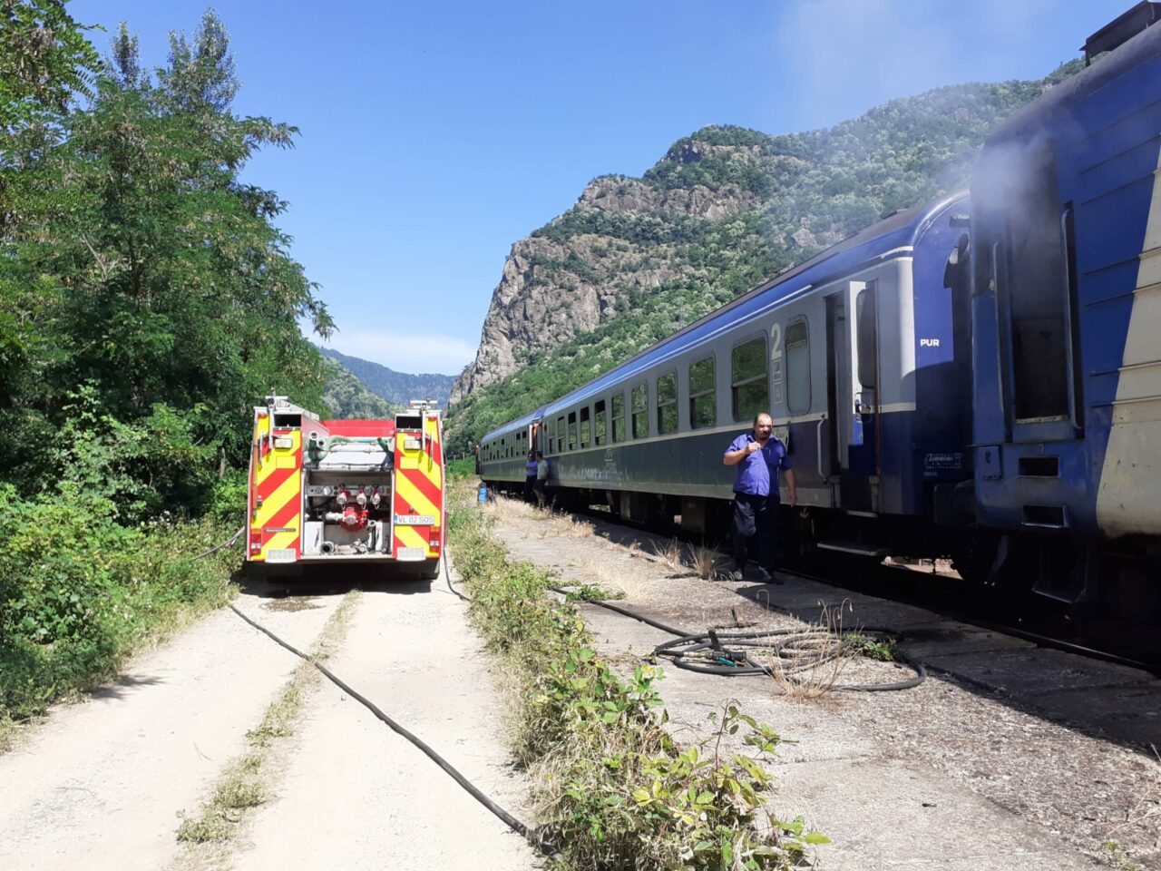 Trenurile groazei. Încă o locomotivă a luat foc în mers, pe ruta Sibiu – Râmnicu Vâlcea. În interiorul trenului se aflau 70 de pasageri | VIDEO