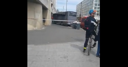 VIDEO | Accident grav în Paris. Șoferul unui autobuz plin cu credincioși a intrat în plin într-o clădire