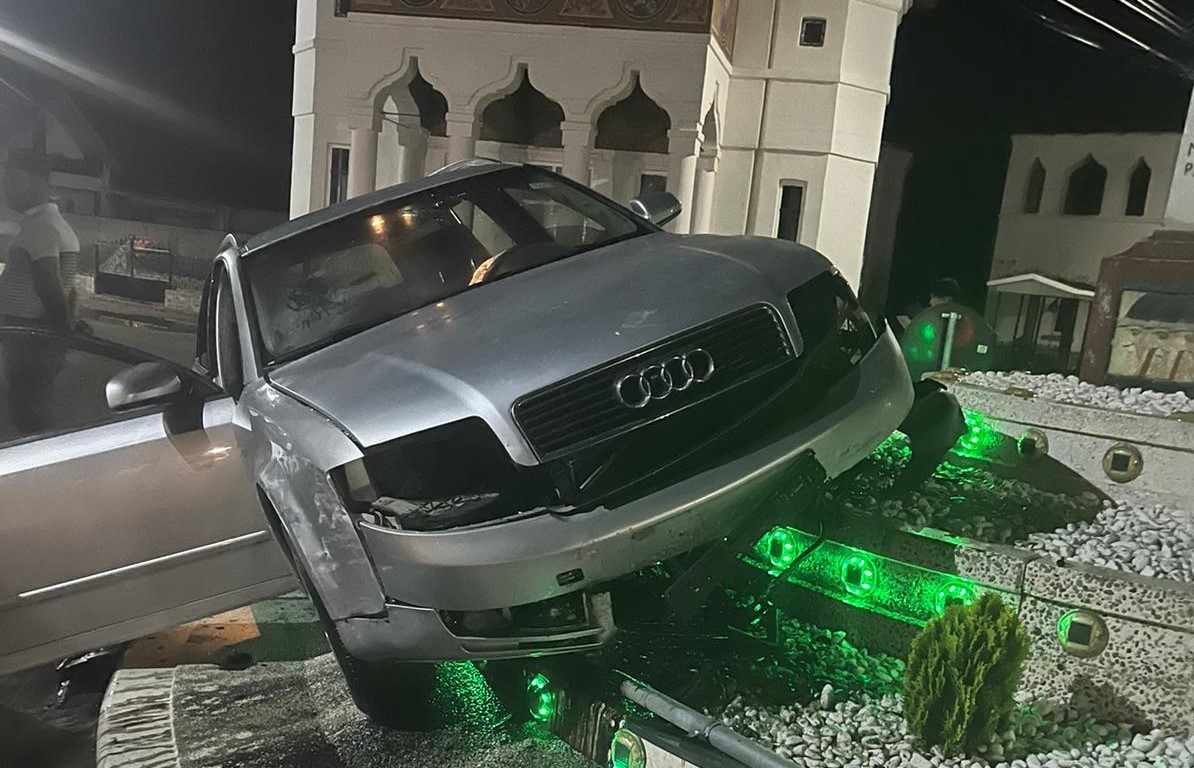 Un șofer băut s-a urcat cu mașina pe soclul unui monument din Dolj