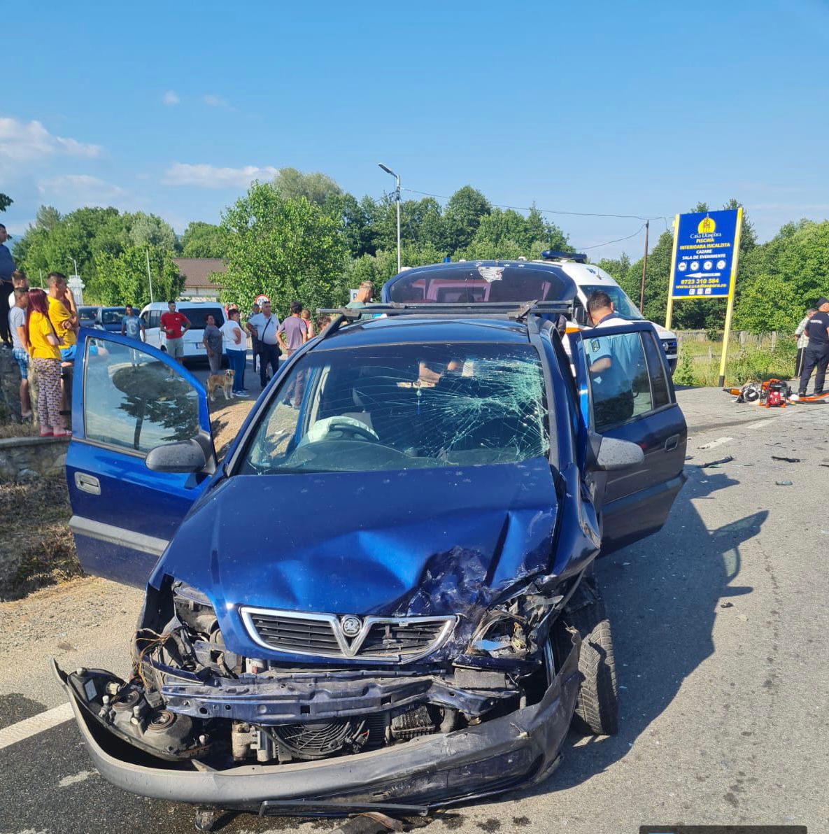 FOTO | Carambol cu trei mașini pe un drum din județul Gorj, soldat cu doi morți și patru răniți